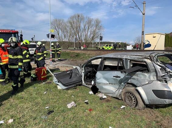 Řidička seniorka vjela pod nákladní vlak, ten její vozidlo smetl