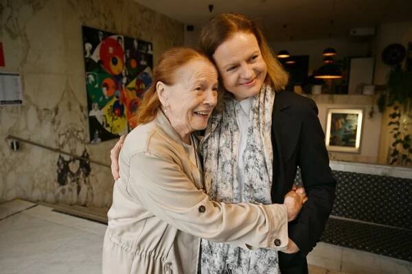 FOTO: Iva Janžurová s mladší dcerou Theodorou Remundovou. – stránka 27
