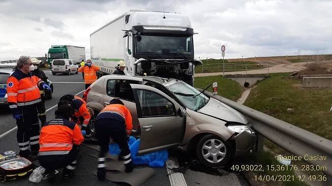 Při nehodě osobního a nákladního auta zemřeli dva lidé - Novinky