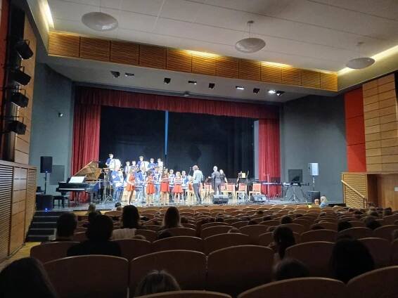 KONCERT ŽÁKŮ ZUŠ SKUTEČ - Oficiální stránky MŠ Skuteč Osady Ležáků