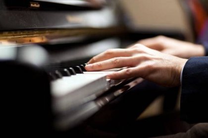 Sólový Pianista pro Akce: Elegantní Hudební Doprovod - Cover Band - Živá Hudba pro Vaše Nezapomenutelné Akce