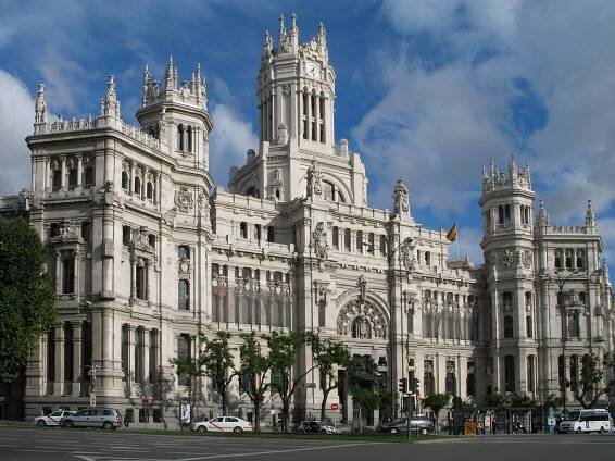 Možnost vidět Madrid z výšky se naskýtá z věže Palacio de Comunicaciones