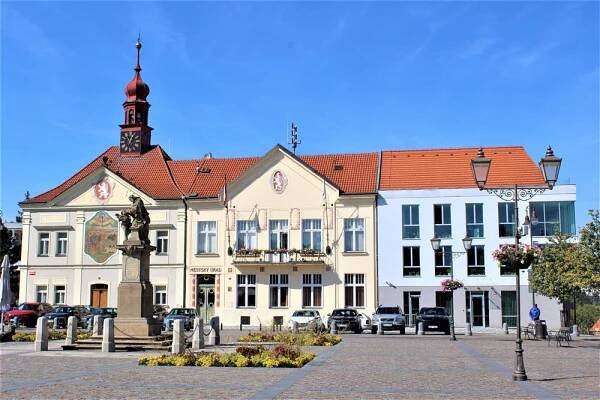 město