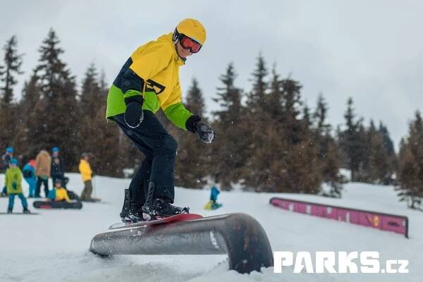 Reporty z kempů - návrhy snowparků a výroba snowboardových překážek