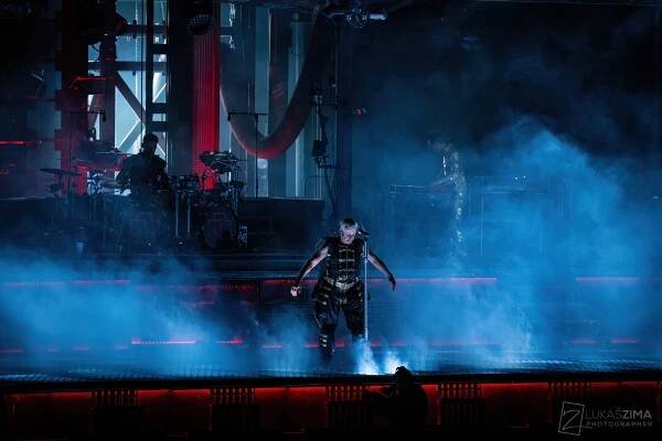 Nejdřív ohně a konfety, pak Rammstein poklekli před Prahou - magazin.promuziku.cz 