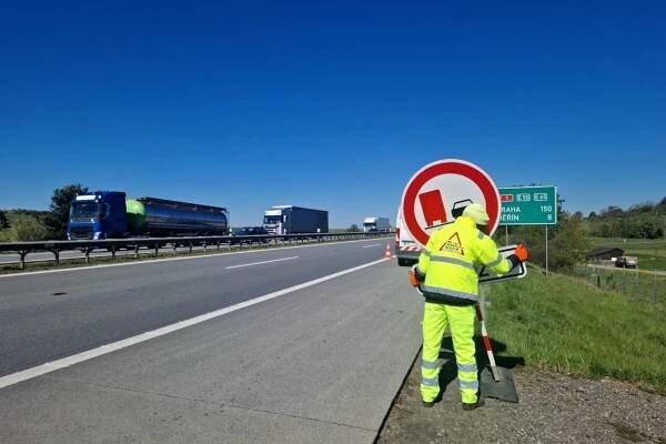 V Česku přibyla další místa, kde platí zákaz předjíždění kamionů. Na D1 se mění značení