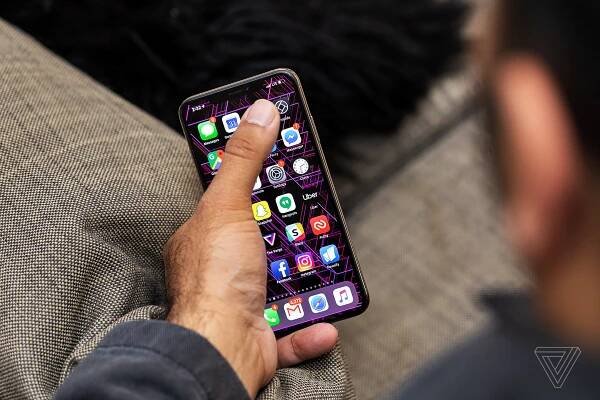 iFixit v akci: rozborka nových iPhonů prozrazuje zajímavé detaily