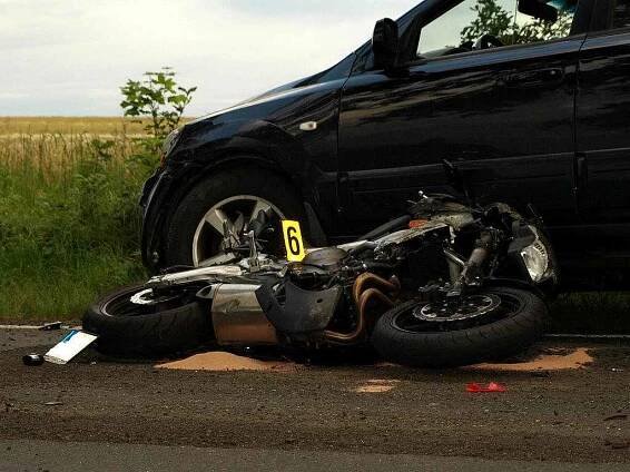 Chybu německého řidiče zaplatil motorkář životem