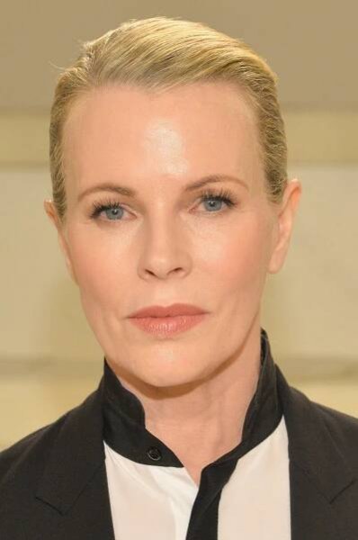 Ženskostí překypující Kim Basinger si v šedesáti vyzkoušela pánský styl. Co vy na to?