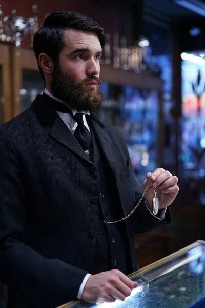 Time After Time - Pilot - Z filmu - Josh Bowman