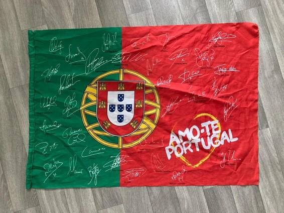 Vlajka Portugalska s podpisy fotbalistů