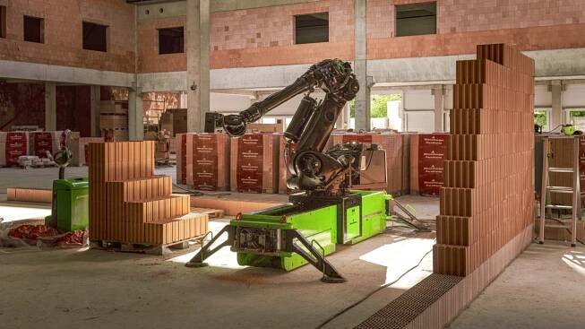 Zdící robot poprvé představen: Zastane práci až 5 zedníků, je přesný a nedělá přestávky
