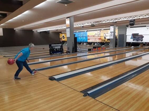 FOTO: Královéhradečtí senioři vyjeli na turnaj v bowlingu do Olomouce