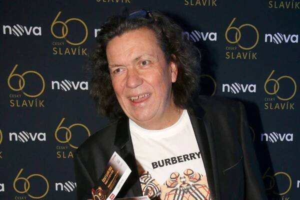 Richard Genzer a Linda Finková mají konečně po rozvodu. Bavič jí donesl i kytku, to tam prý ještě neviděli