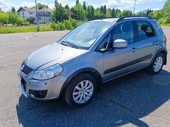 Prodám velmi zachovalé SUZUKI SX4 1.6benzín 4x4 88kw 2012 původ ČR, najeto poctivých jen 69 000Km, velká výbava: originál rádio s navigací a zadní kamerou, přední i zadní parkovací senzory, digiklima, přední vyhřívané sedadla, El sklopné zrcátka, bez klíčové odemykání a startování, navíc druhá zimní ALU sada, kompletní dokumentace. Více info tel. 195000,- - InzerceTrinec.cz