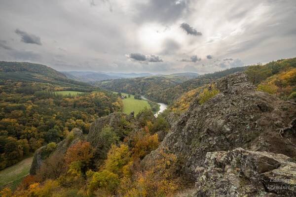 Čertova skála - výhled na podzimní údolí Berounky