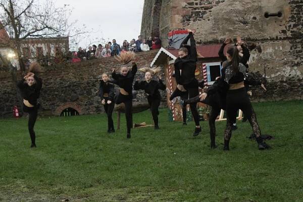 VIDEO: Krampusové obsadili hrad ve Švihově. Jejich show přilákala stovky lidí