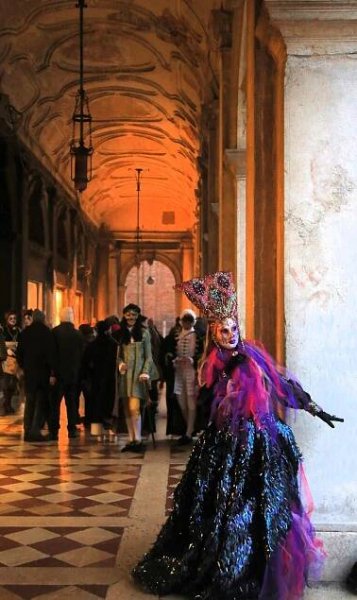 Benátky pobláznil legendární karneval. I svůdník Casanova by se červenal