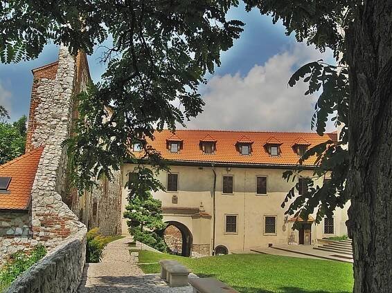Soubor:Tyniec - zespół klasztorny Benedyktynów,.jpg – Wikipedie
