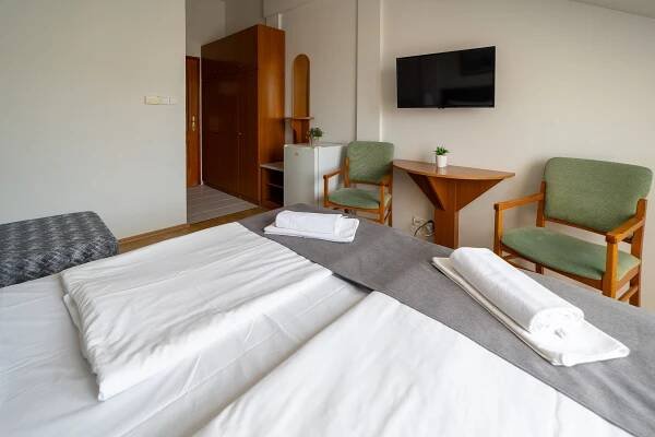 Postel nebo postele na pokoji v ubytování Hotel Forrás Zalakaros