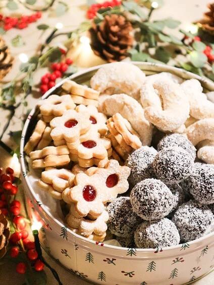 Vegan vianočné pečivo — linecké, vanilkové rožky a raw guľky