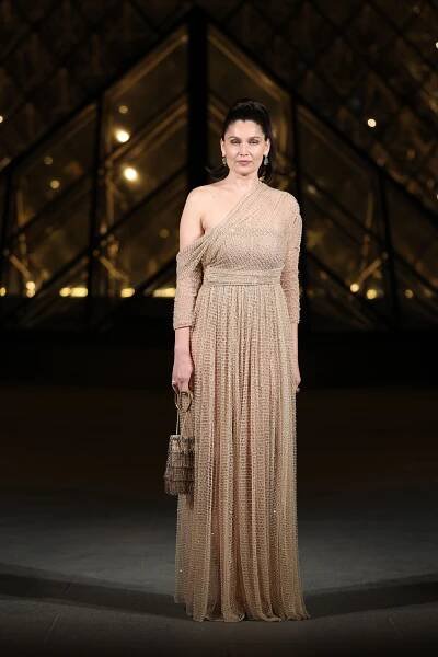 Au Grand Dîner du Louvre, Laetitia Casta ose la robe résille