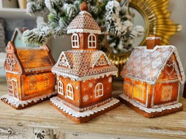 Vánoční perníková chaloupka s Led světýlky Gingerbread House - 14*14*25cm/ 3*AAA
