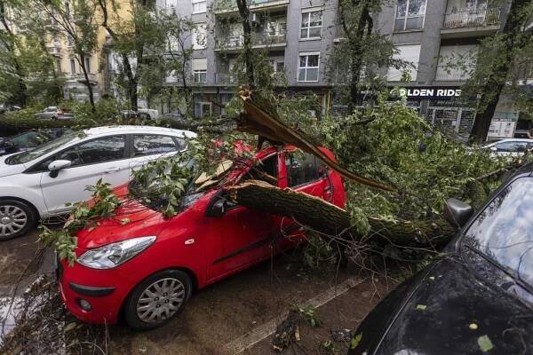 Bouře v Itálii provázely i obří kroupy až 19 cm velké! Na jihu evakuovali turisty kvůli požárům