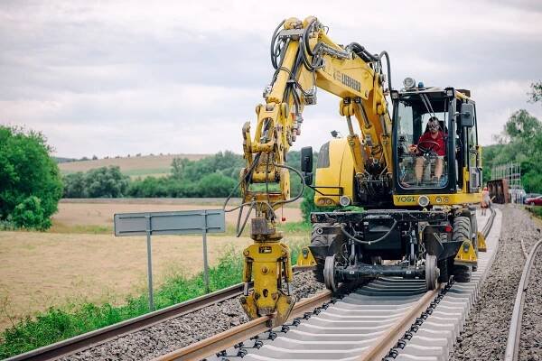 Na rekonstrukci železniční trati v úseku Kunovice – Hradčovice spolupracují Hroší stavby Morava a Hrochostroj | Velká Parta