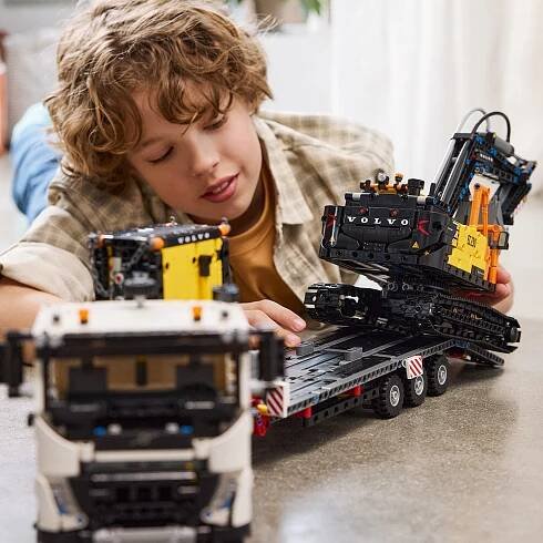 LEGO® Technic 42175 Nákladní auto Volvo FMX a elektrický bagr Volvo EC230