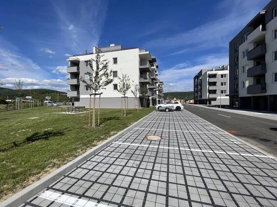 Hanzlíkovská- Trenčín - ECORASTER.cz | zatravňovací a drenážní dlažba.cz