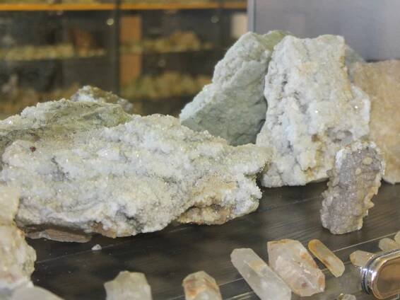 FOTO: Nové muzeum minerálů mají na náměstí ve Velharticích