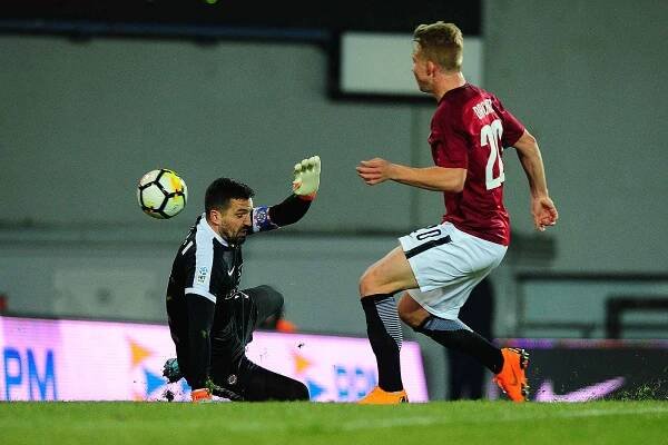 Fotbalové utkání HET ligy mezi celky AC Sparta Praha a FC Zbrojovka Brno 4. března v Praze. Brankář Brna Dušan Melichárek vs. Václav Drchal.