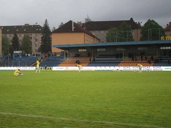 V utkání 26. kola druhé fotbalové ligy ztratil FC Vysočina Jihlava dvoubrankové vedení a s FK Varnsdorf (v černém) jen remizoval 3:3.