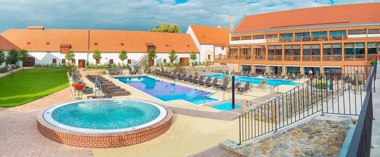 HOTEL ZÁMEK VALEČ - vysocina.eu