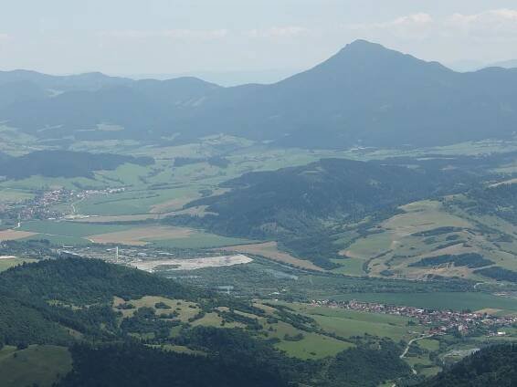 Soubor:Párnica a Veličná - panoramio.jpg
