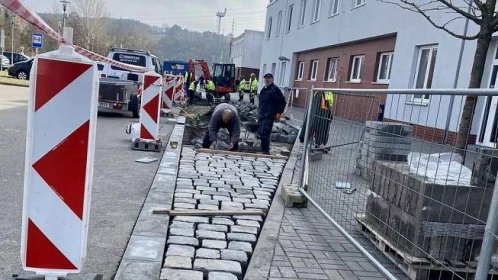 Úpravy dlažby na vlakovém nádraží v Blansku: město vyzvalo k opatrnosti