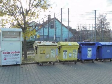 Fotografie - Kontejnery na tříděný odpad v Högrově ulici. - 04.11.2023 • Mapy.cz