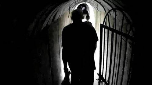 Fotka z videa, které by mělo ukazovat Jahju Sinvára v tunelech pod Gazou po 7. říjnu 2023.  Zveřejnila izraelská armáda