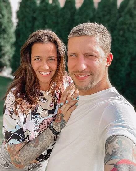 FOTO: Jakub je prý skvělým tatínkem, dokonce se nebojí ani přebalování. – stránka 14