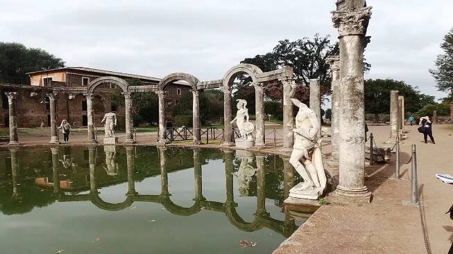 Hadriánova vila (Villa Adriana): rozlehlá luxusní rezidence římského císaře, z níž se dochovalo jenom málo, ale pořád dokáže uchvátit