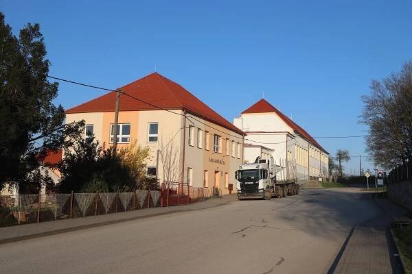Soubor:Overview of old and new building of ZŠ a MŠ Budkov in Budkov, Třebíč District.jpg