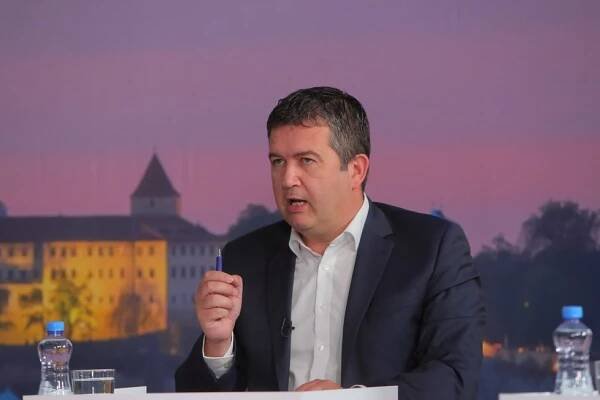 Hamáček: Pro nouzový stav v celém Česku není teď důvod, sejít se mají štáby v krajích