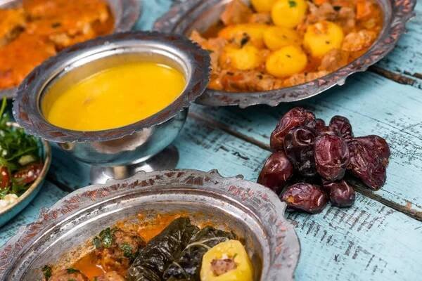 Eid Mubarak Tradiční ramadán Iftar večeře. Různé chutné jídlo v autentických rustikálních jídel na dřevěném modrém pozadí. Turecké bosenské jídlo kebab, pita, Sarma, klepe, sogan dolma. Vysoká kvalita — Stock obrázek