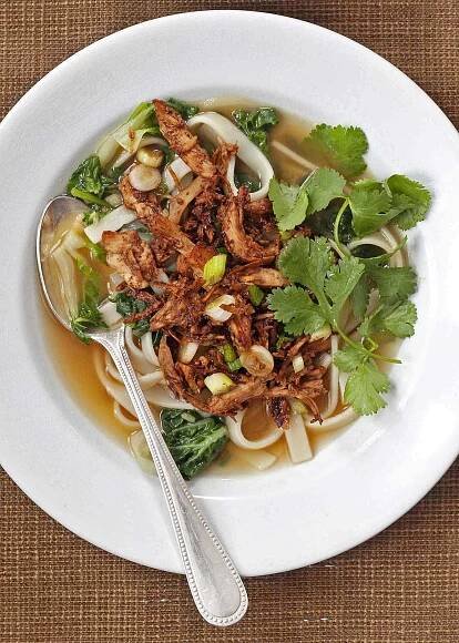 ▷ Kuřecí polévka Udon s Bok Choy