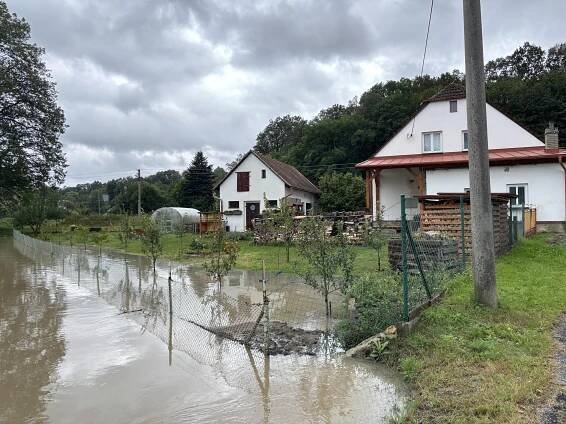 „Odříznutí jsme ze všech stran.“ Jak to vypadá v obci, kterou obklíčila voda