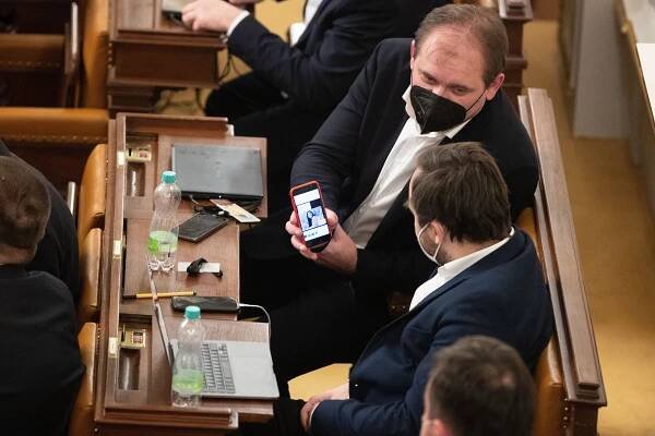 Porno zábava ve sněmovně! Poslance ODS nudil Okamura, bavili se hanbatým fórem - Expres.cz