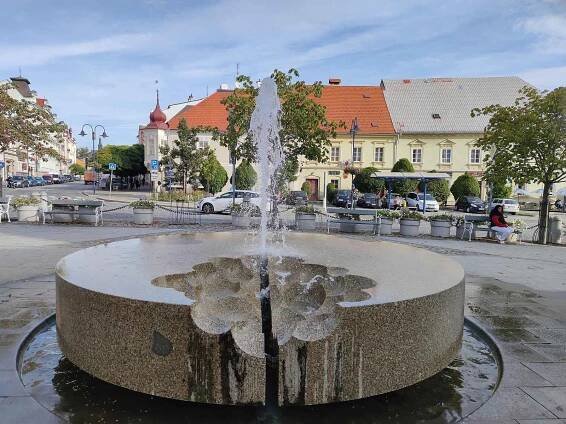 Výrazně se změnilo Masarykovo náměstí v Jindřichově Hradci. Fontána z roku 2008 od sochaře Františka Häckela nahradila prostor po památníku Internacionalismu, který oslavoval pomoc spojeneckých vojsk Varšavské smlouvy.