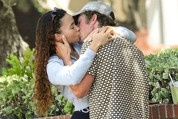 Jeremy Allen White Spotted Kissing a Woman amid Divorce from Wife Addison Timlin
