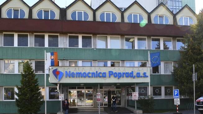 Pod okny popradské nemocnice našli mrtvého muže. Policie pracuje hned s několika verzemi